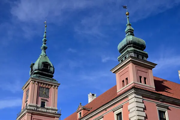 İki kale kulesi ve mavi gökyüzü