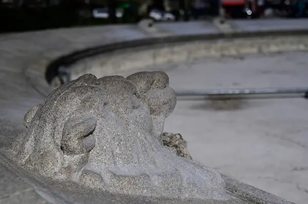 Gri arka planda taş aslan başı