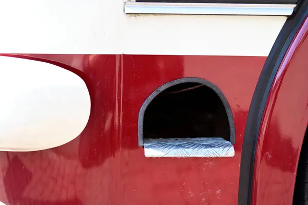 Burgonya ve krem rengi araba parçaları.