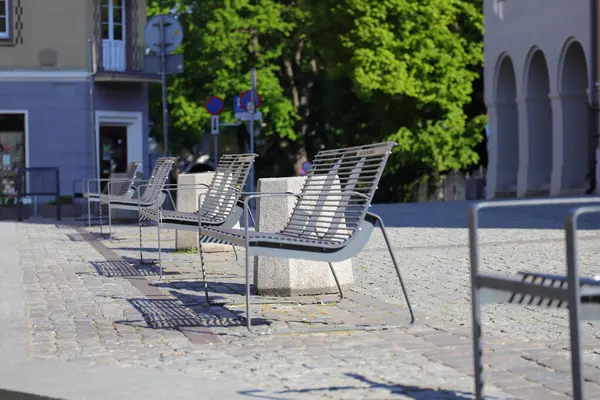 Şehir merkezinde metal gri banklar