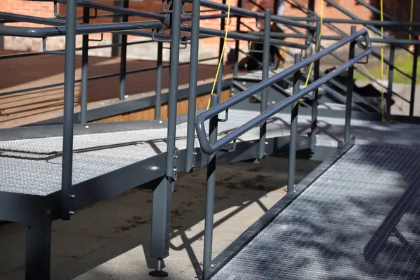 Metalden yapılmış gri yapı