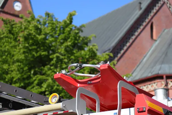 İtfaiye aracının ve binanın kırmızı parçası.