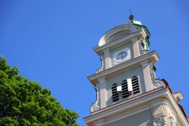 Sarı kule parçası ve mavi gökyüzü