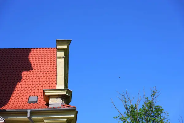 Binanın renkli çatısı ve mavi gökyüzü