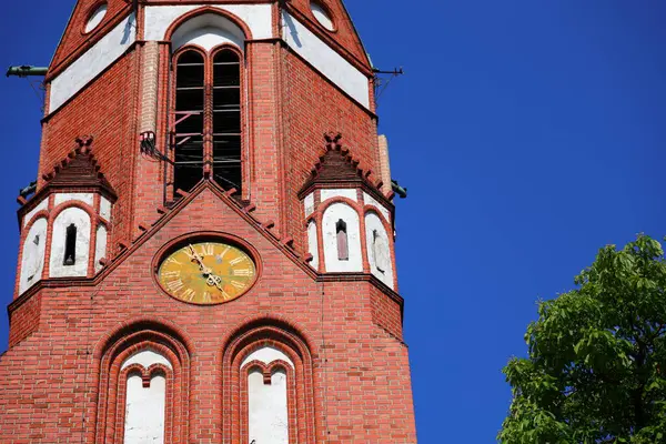 Kuledeki saat ve arkadaki mavi gökyüzü.