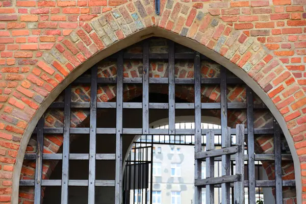 Kırmızı tuğla kapılı ahşap ızgara.