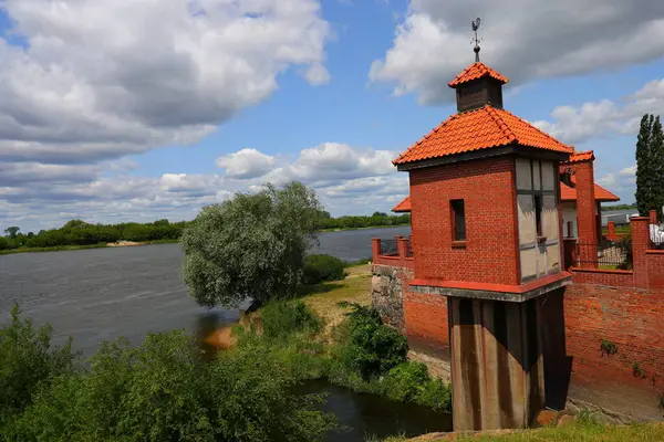 Nehrin yukarısındaki sütunda küçük bir ev.