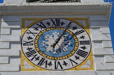 Duvarda Roma rakamlarıyla dolu bir saat.