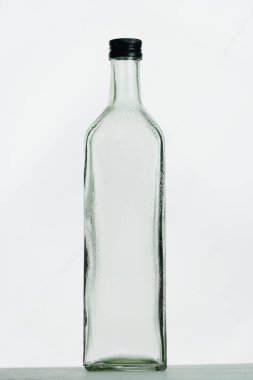 Beyaz arka planda izole edilmiş boş cam şişe
