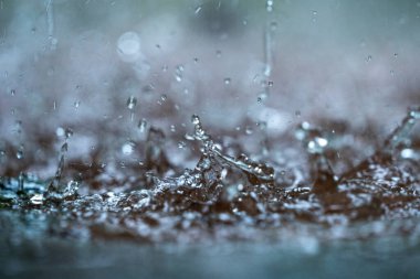 Nehrin yüzeyine su damlıyor.