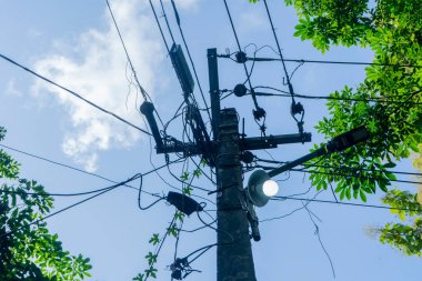 Gökyüzünde yüksek voltajlı elektrik hatları