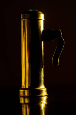 Siyah arka planı olan bir kahve makinesi.