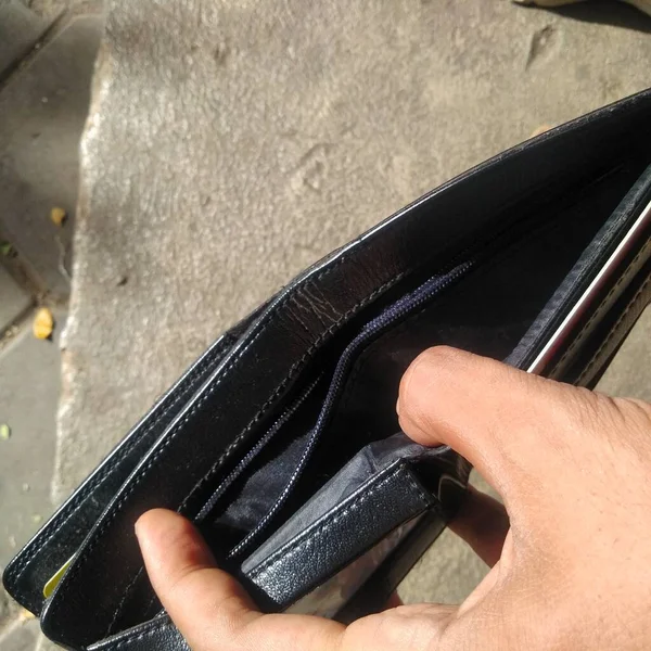 Πορτοφόλι Ενός Άντρα Είναι Άδειο Επειδή Δεν Έχει Λεφτά — Φωτογραφία Αρχείου