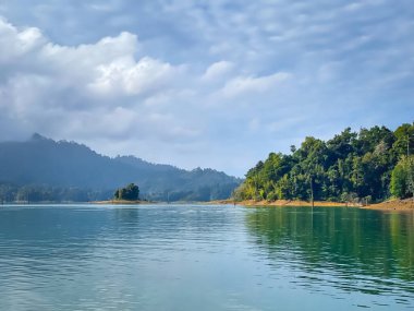 Emerland suyu dağlarda ve orman ormanlarında tropikal göl. İnanılmaz doğal yaz manzarası. Popüler turistik bir yer. Seyahat, Cheow Larn Gölü 'nde turizm - KHAO SOK Ulusal Parkı, Tayland