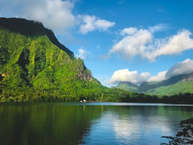 KHAO SOK Ulusal Parkı, insan dağlarda göl yaptı. İnanılmaz doğal yaz manzarası. Güzel bir doğa geçmişi var. Popüler turizm merkezi. Tekne yolculuğu, Cheow Lan Gölü 'nde turizm - Tayland