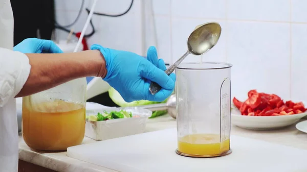 Profesyonel Beyaz Mutfakta Aşçı Blender Bardağında Bal Portakal Suyu Ile — Stok fotoğraf