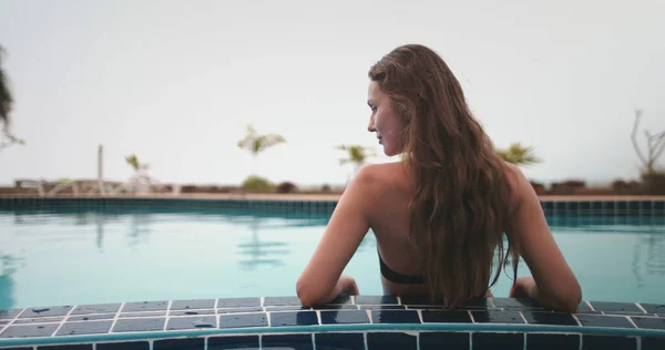 若い女の子はプールでリラックス 楽しい若い美しいセクシーな女性のアウトドアライフスタイルの肖像画 高級リゾートスパ ウェルネスでの熱帯休暇 バックビューを閉じます 4Kスローモーション — ストック写真