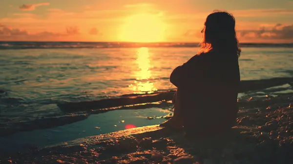 Woman Sitting Beach Looking Sunset Sky Ocean Waves Dreaming Girl — Stock Photo, Image