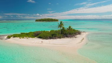 Bir kazazedenin hava aracı görüntüsü. Maldivler 'deki güzel bir tropikal adada dururken kuma yazı yazmak yardımcı oluyor.