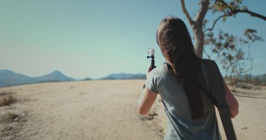 Gezgin blogcu kadın güzel dağ manzarasında çekim yapıyor. Gopro 'nun arka görüntüsünde kız yürüyüşü kaydı var. Yaz tatilinde açık hava seyahati. Pai Kanyonu Chiang Mai, Tayland.