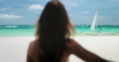 Bikinili çekici genç bir kadın Boracay Adaları 'nın kumlu sahillerinde güneşli ve açık havada denizin tadını çıkarıyor. Yaz tatilindeki kadın turist. Yaşam tarzı tatil konsepti