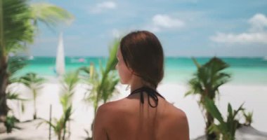 Boracay Adaları 'nın kumlu sahillerinde bir kadın duruyor. Beyaz Sahilde. Önündeki engin okyanusa bakıyor..