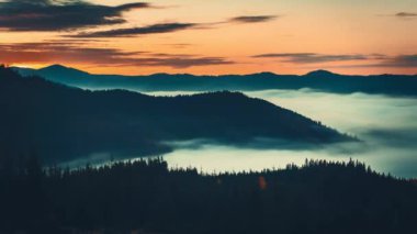 Güneşin ilk ışınları karpatların tepelerini aydınlatıyor. Sis ve gizem ile yamaçlara gölge düşürüyor.