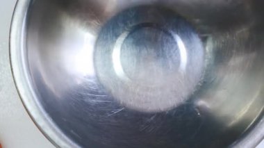 Portakal suyu sıkıyor. Mavi eldivenli şef büyük kasede taze narenciye eziyor. Salata sosu yapmaya başla. Profesyonel restoranda yemek pişirmek, malzemeleri hazırlamak. Üst alt görünüm