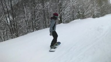 Kar yamacında kayak yapan bir kadın. Aktif spor, dinlenme, açık hava yaşam tarzı. Kış tatilinde Bukovel, Karpatya dağlarında seyahat.