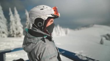 Karlı dağlarda neşeyle kayan genç adam, doğası gereği güzel, özgür ve maceraperest hissediyor.