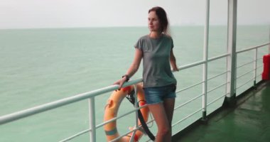 Tayland 'da bir teknede duran bir kadın, Surat Thani' den Koh Phangan Adası 'na feribot.