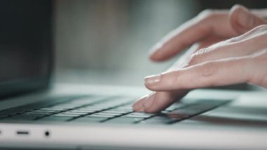 Yazan eller beyaz kadın. Bağımsız geliştiricilerin ellerinin dizüstü bilgisayar klavyesinde program kodlarını yazmasını kapat. İş kadını işte, ofiste ya da evde çalışıyor. İş teknolojisi konsepti. Yan görünüm