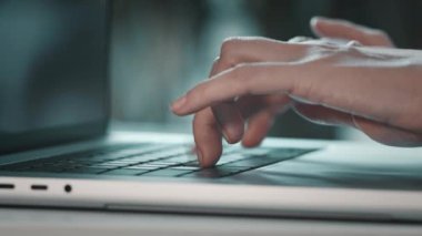 Dizüstü bilgisayarın klavyesi yakın çekim yapıyor. Ev ofisinden uzaktan kumandalı bir kadın. PC 'de profesyonel öğrenci çalışması. Yazılım, online eğitim, uygulamalar, modern teknoloji konsepti. Mavi tonlama filtresi, kenar görünüm