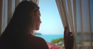 Kadın pencereye bak ve okyanus manzarasının tadını çıkar. Phuket, Tayland 'da kadın rahatlığı. Açık hava yaşam tarzı yaz tatili tatili için tropik adaya seyahat. Arka plan yavaş çekim portresi