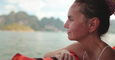 Güzel kız, tropikal Tayland doğa tekne turunun tadını çıkarıyor. Beyaz kadın Cheow Lan Gölü kireçtaşı uçurumlarının tadını çıkarıyor. Açık hava yaşam tarzı tatil tatili. Portreyi kapat, yavaş çekim.