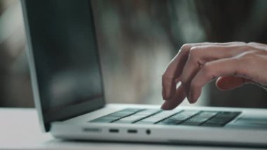 Klavyede yazıyorum. Bilgisayarda ya da klavyede çalışan ellerinizi kapatın. İnternet tarayıcısında e-posta ve sörf yapmak için. İş teknolojileri konsepti. Yazılım, online eğitim, uygulamalar, modern teknoloji
