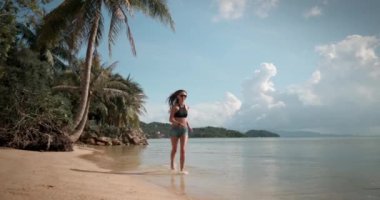 Tayland 'da Koh Phangan Adası' nda Koh Ma Sahili 'nde bikinili bir kadın görüldü. Sahne, kumlu sahilde koşmaktan zevk alan kadının enerjisini ve hareketini yakalıyor..