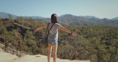 Turist kadın Pai Canyon Kong Lan 'da dinleniyor ve dağ manzarasının tadını çıkarıyor. Beyaz kız güzel ormana ve sıradağlara bakarak el kaldırıyor. Tayland 'a git, Chiang Mai Eyaleti.