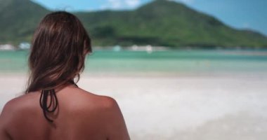 Malibu sahilinde yürüyen güzel bir kadın, Tayland, Koh Phangan Adası. Dişi, yakından deniz manzarası ve beyaz kumsal manzarasının tadını çıkarır. Rahatlayın, açık hava gezisi, yaz tatili.