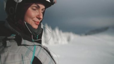 Yüksek dağlardaki kayak merkezindeki çam ağacı ormanlı kadın portresi. Bukovel, Carpathian dağlarında kar kayağı ve kayak pistleri.