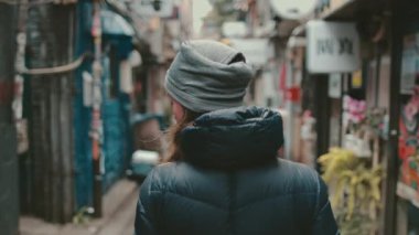 Tokyo sokaklarını keşfeden genç bir kadın yerel kültüre ve canlı atmosfere dalıyor. Geleneksel binaları, antika dükkanları ve otantik Japon hayatını keşfetmek.