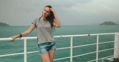 Kadın okyanusta dinleniyor, feribot Surat Thani 'den Tayland' daki Koh Phangan Adası 'na gidiyor. Feribotla açılmak. Motive Edici Yavaş Hareket Videosu. Turistler seyahat adalarında su taşımacılığı kullanırlar