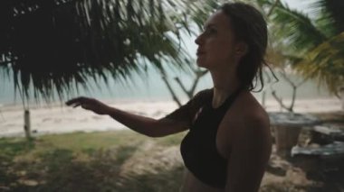 Tropik ada bahçesinde yürüyen güzel bir kadın cennet deniz manzarasının tadını çıkarıyor. Kadın turist Tayland 'da yaz tatilinde dinleniyor. Yaşam tarzı tatil eğlencesi konsepti. Yavaş çekim