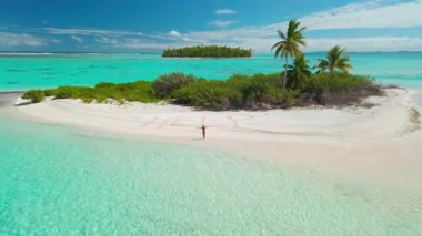 Kumsalda güneşli bir günün tadını çıkaran bir kadının hava aracı görüntüleri. Arkasındaki kuma 