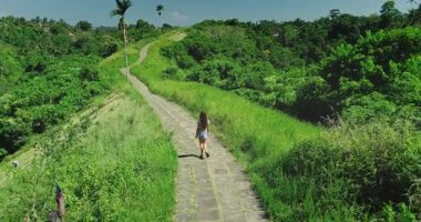 Campuhan Tepesi Yürüyüşü Endonezya 'nın Bali adasında yer alan Ubud' da bulunan ve çevresindeki orman ve pirinç tarlalarının muhteşem manzarasını sunan ünlü bir yürüyüş yoludur.