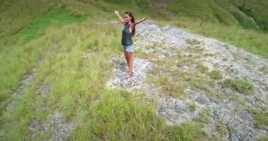 Endonezya 'nın Sumba Adası' ndaki doğanın güzelliğini kucaklayan genç bir kadın eşsiz manzaraları ve zengin kültürüyle bilinen popüler bir turizm merkezi.