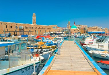Acre, İsrail - 10 Mayıs 2023: Kuzeybatı İsrail 'de antik bir şehir olan Acre limanının manzarası.