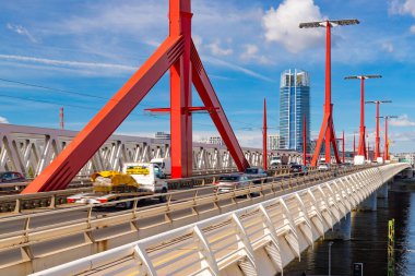 Budapeşte, Macaristan - 5 Nisan 2024: Buda ve Pest yerleşimlerini Tuna 'ya bağlayan Rakoczi Köprüsü manzarası.