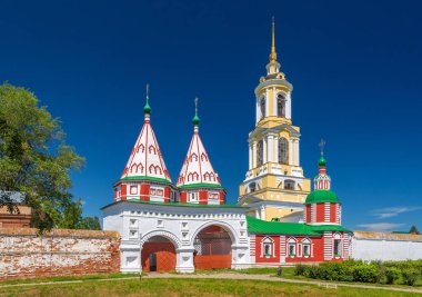 Suzdal, Rusya - 8 Temmuz 2024 Rizopolozhenskiy Manastırı 'nın Aziz Altın Kapıları