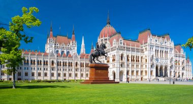 Budapeşte, Macaristan - 1 Mayıs 2024: II. Macar Parlamento Binası önündeki Rakoczi Ferenc binicilik heykeli